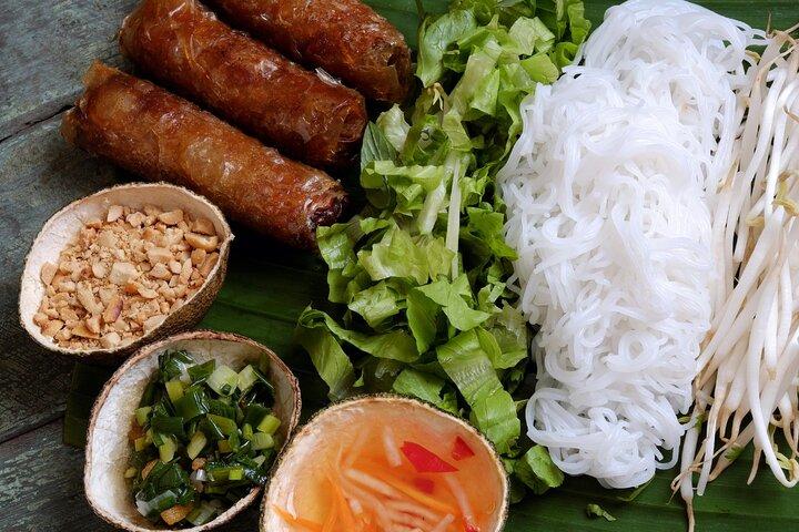 ハノイ：7 つの屋台の食べ物を味わうウォーキング ツアーと電車通り