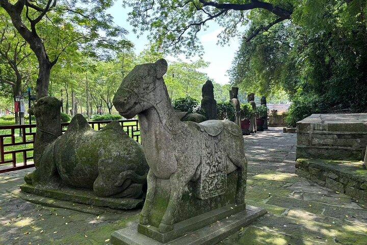 Tour del Museo dei Mausolei degli Han meridionali e del Tempio del Dio Nanhai