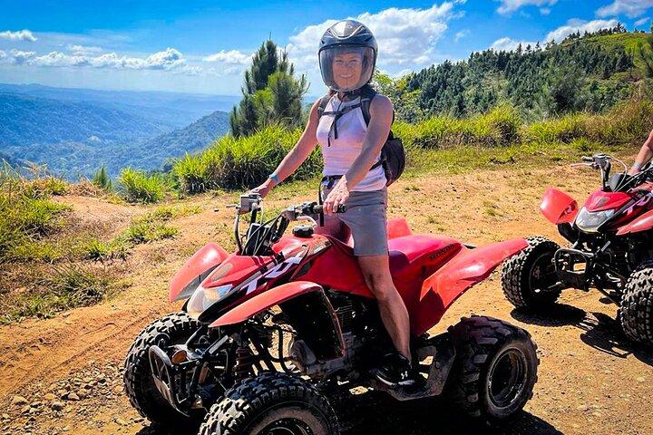 ハコでの 2 時間の ATV ツアーと 2 時間のジップライン体験