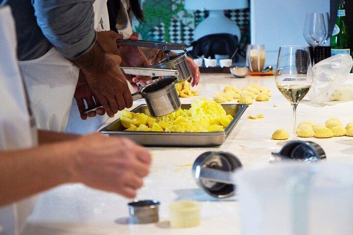Positano Pasta Class, Tiramisu e Vinho em um quarto com ar condicionado