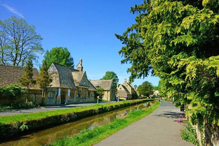 バスで行くコッツウォルズの田園地帯ツアー：村、景色、ランチ