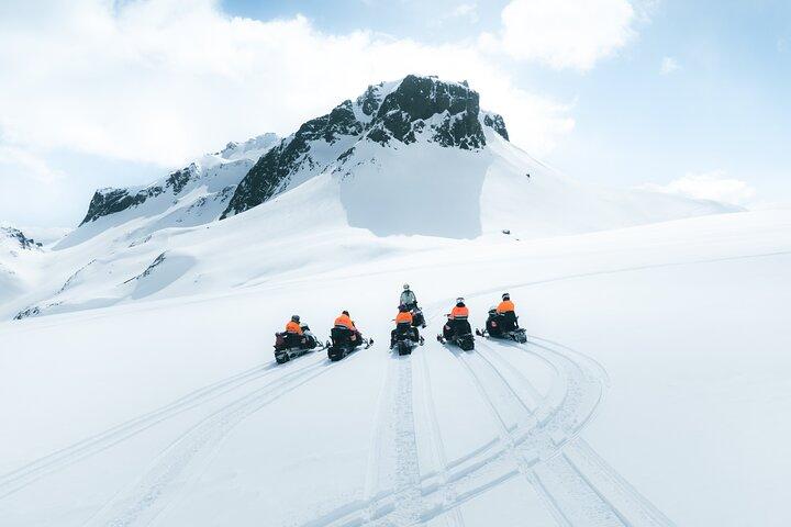Motos de nieve y cueva de hielo natural desde el área de Geysir