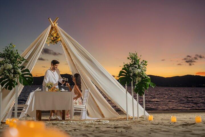 Experiencia de cena romántica privada en la playa Panwa Cape
