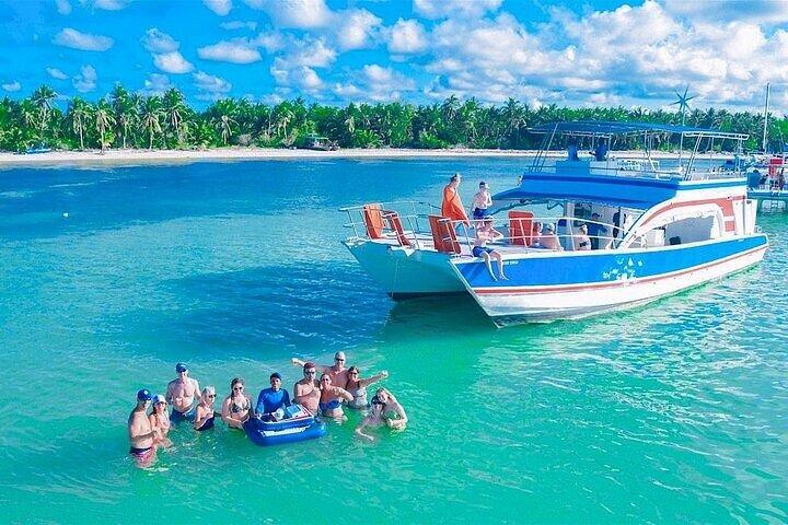 Festa de catamarã em Punta Cana com bebidas ilimitadas