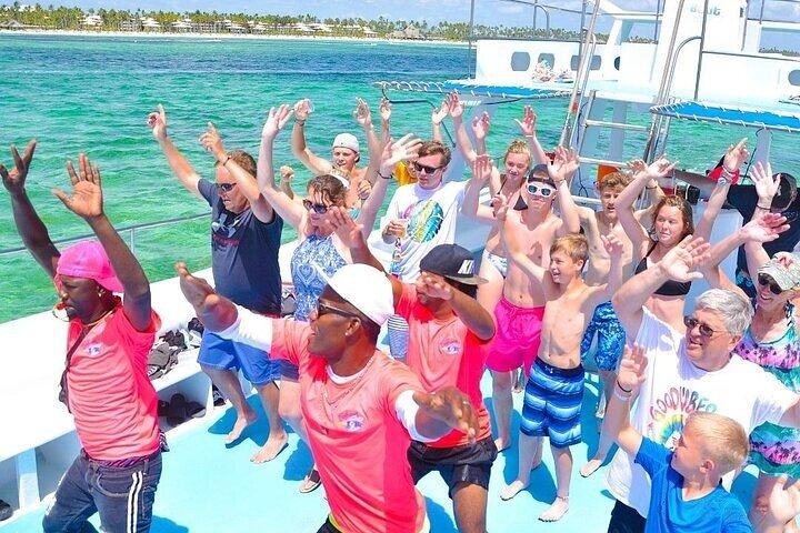 Festa de catamarã em Punta Cana com bebidas ilimitadas