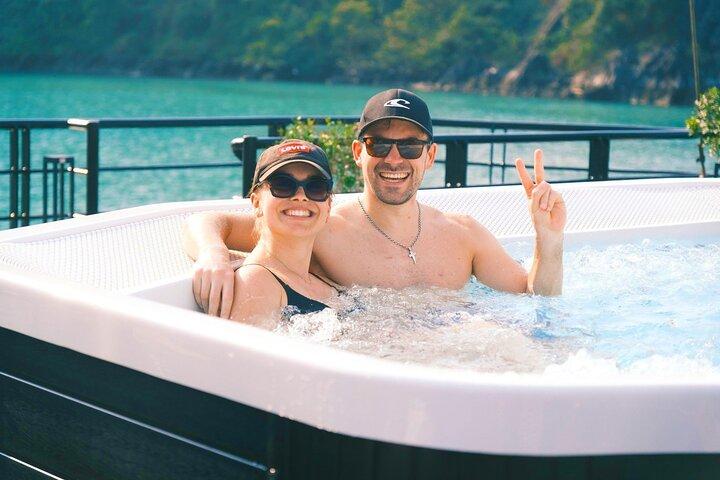 ハノイからハロン湾への双胴船ラグジュアリーデイクルーズ（ベストセラー）