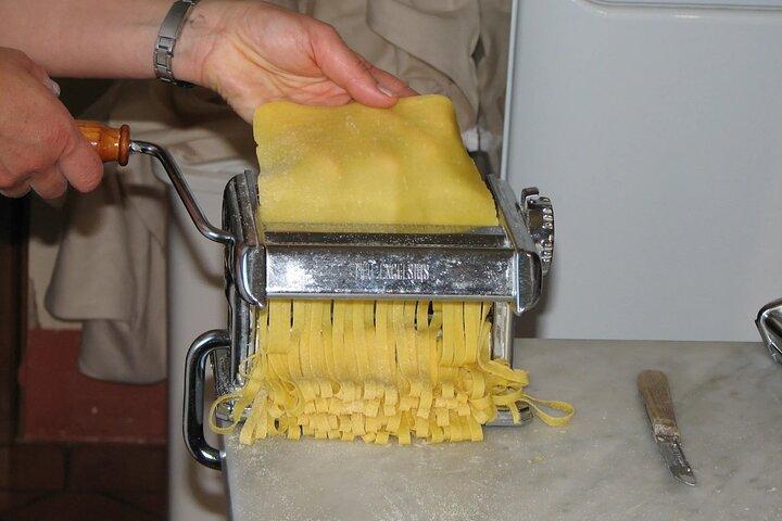 コルトーナの自宅キッチンで実践的な料理教室を体験