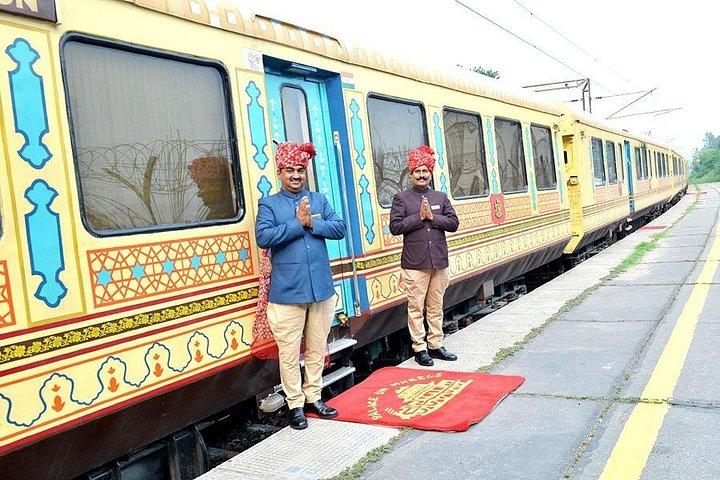 プライベートタージマハルラグジュアリーツアー By SUPERFAST Train From Delhi