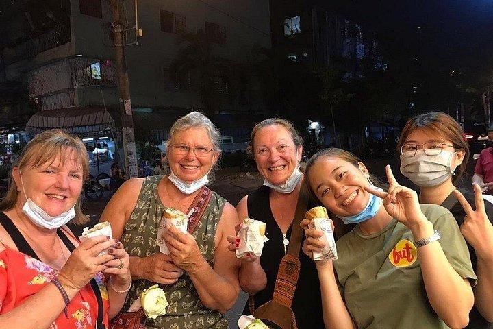 地元の味を発見：専門ガイドによるフエのストリートフードツアー