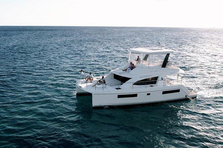 Exclusive Waikiki Yacht Snorkel with Lunch and Bevs