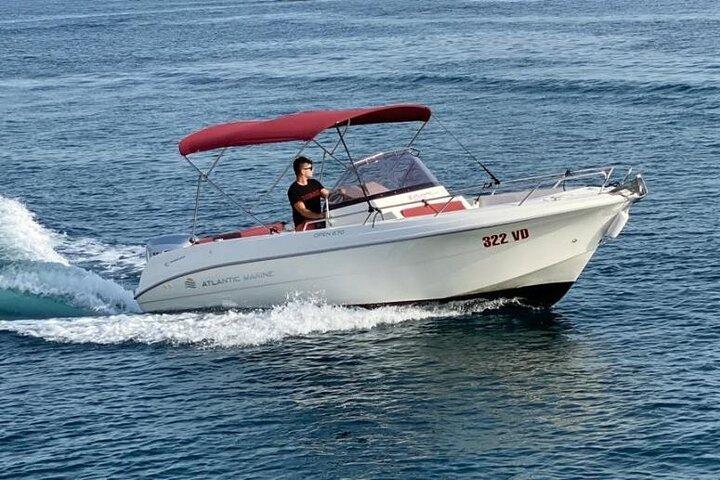 エラフィティ諸島と隠れた洞窟を巡るプライベートスピードボートツアー