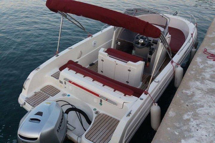 エラフィティ諸島と隠れた洞窟を巡るプライベートスピードボートツアー