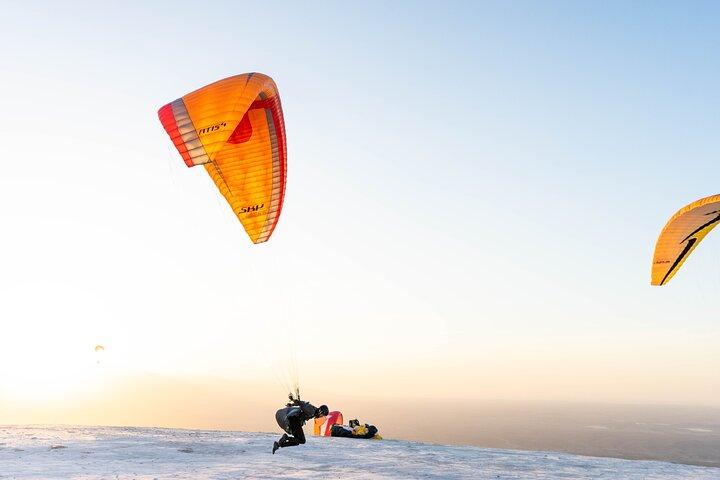 Parapendio nel tramonto del deserto di Marrakech Agafay.