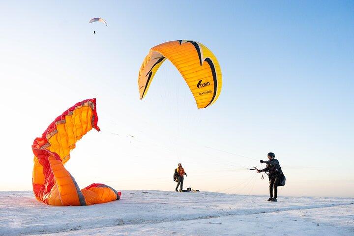 Parapendio nel tramonto del deserto di Marrakech Agafay.
