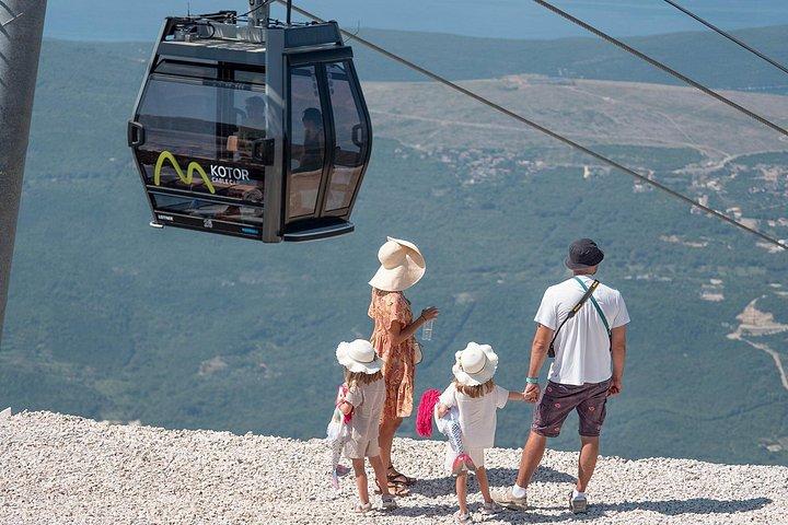 ケーブルカー乗車、ニェグシとコトル旧市街でのグルメテイスティング