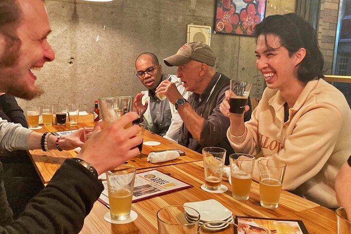 広島ナイトツアー：クラフトビールと地元の食べ物
