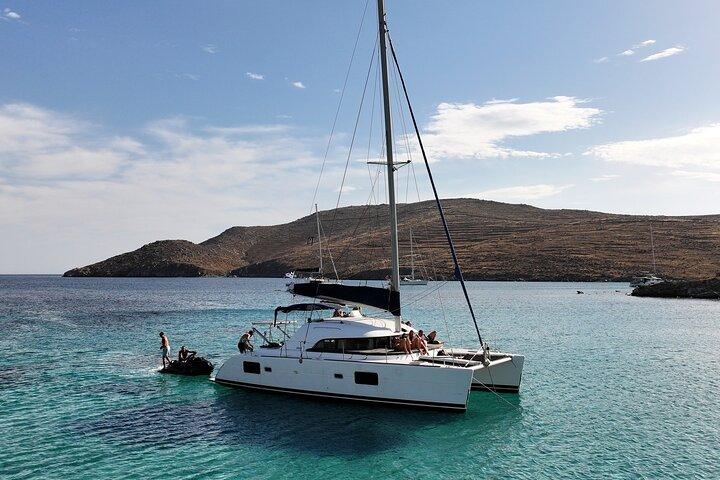 Privat Mykonos Catamaran Day Cruise med måltider och vattenleksaker