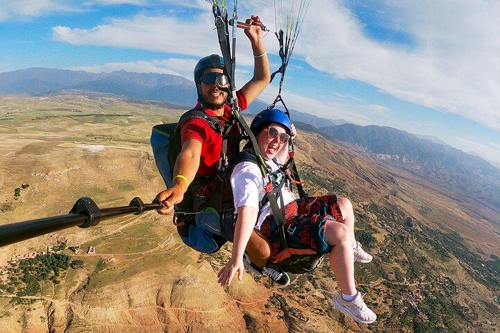 Parapendio nel tramonto del deserto di Marrakech Agafay.