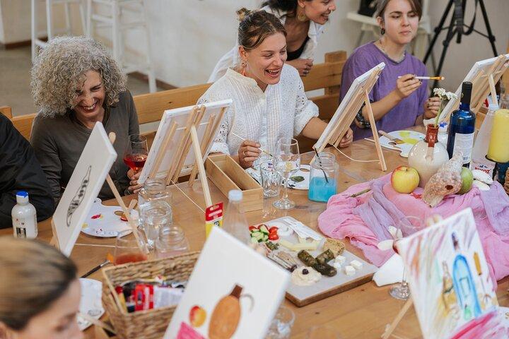 Taller de pintura con vino y aperitivos griegos.