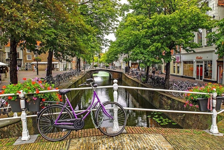 Private tour to The Hague and Delft Blue Potteries from Amsterdam