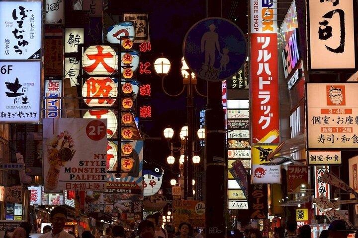 Excursão noturna de comida e bebida em Osaka com um chef!