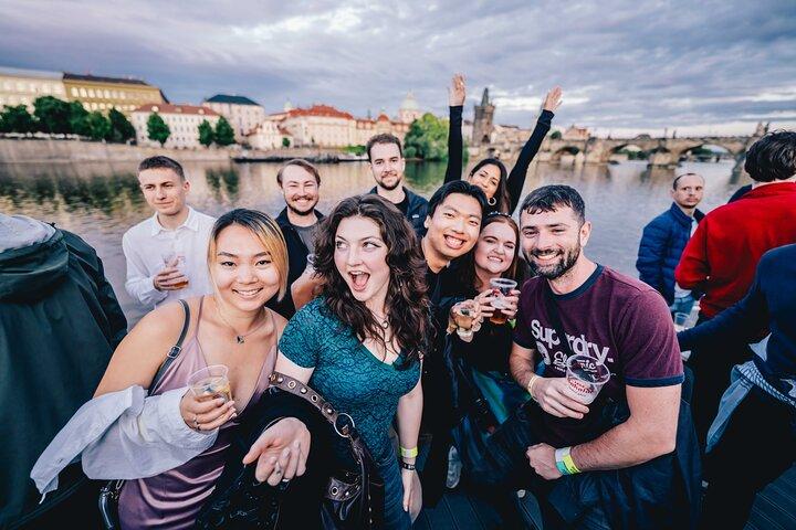 Drunken Monkey Prague Boat Party Pub Crawl : Open Bar & Club Eintritt