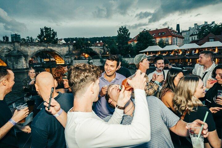 Drunken Monkey Prague Boat Party Pub Crawl : Open Bar & Club Eintritt