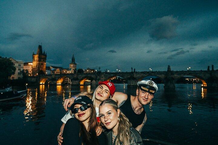 Drunken Monkey Prague Boat Party Pub Crawl : Open Bar & Club Eintritt