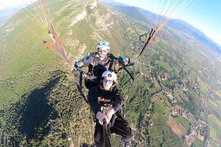 サレルノのカパッチョ・パエストゥム上空をタンデムパラグライダー飛行