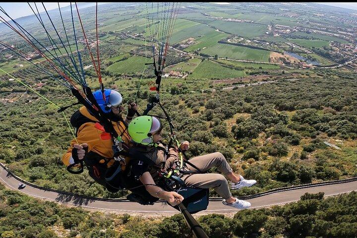 サレルノのカパッチョ・パエストゥム上空をタンデムパラグライダー飛行