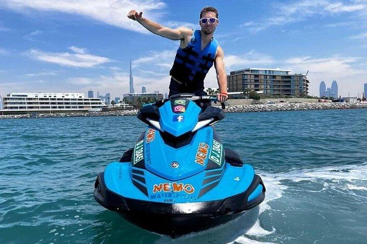ジャマイカのモンテゴベイでのジェットスキー/パラセーリングウォーターアクティビティ。