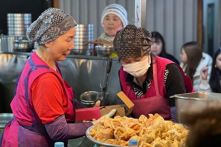 恐れを知らない食通チャレンジ: 光張市場フードアドベンチャー