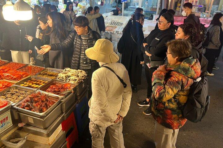 恐れを知らない食通チャレンジ: 光張市場フードアドベンチャー