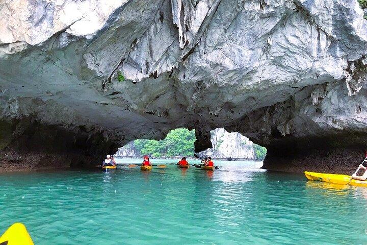 Explora la bahía de Halong desde la isla de Cat Ba