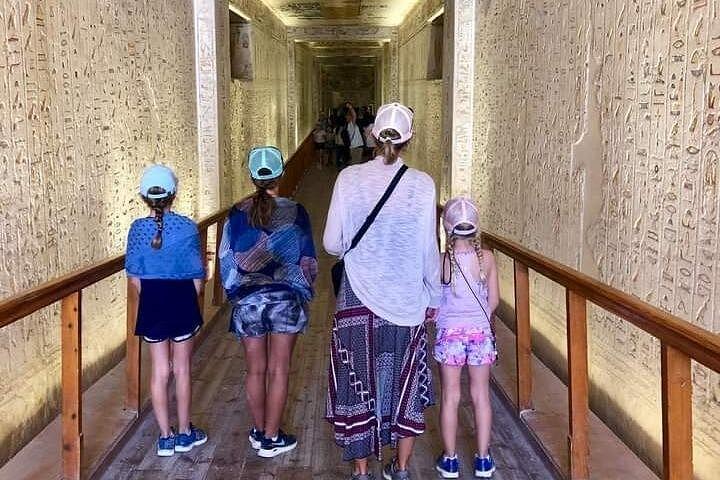 貴族の職人の谷と博物館ツアーを含むルクソール日帰りツアー