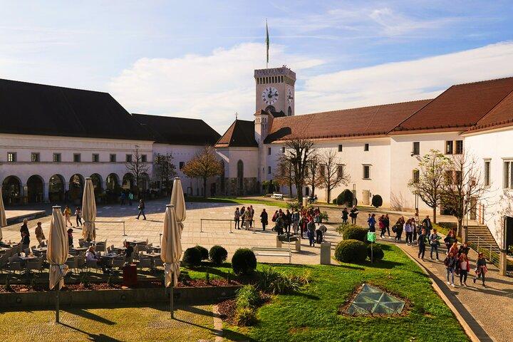 Tour guiado en grupo pequeño de Zagreb a Liubliana y el lago Bled (máx. 8)