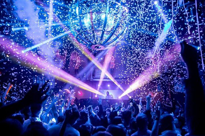 Ultimate Vegas Club Crawl : Party Bus, Drinks (BYOB ) & Fast Entry (究極のベガスクラブクロール : パーティーバス、ドリンク (BYOB) ＆ ファストエントリー)