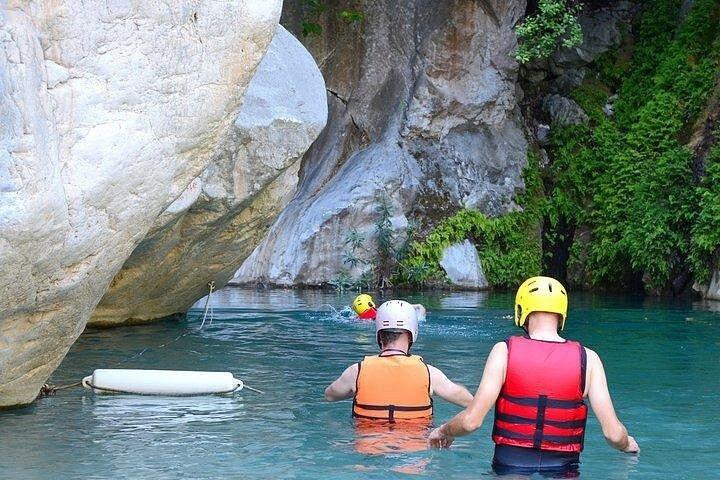 アラニヤ発、コプルル渓谷でのジップライン付き終日ラフティング