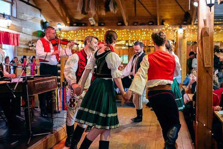 Traditionelle tschechische Folkloreshow mit Abendessen und Transport