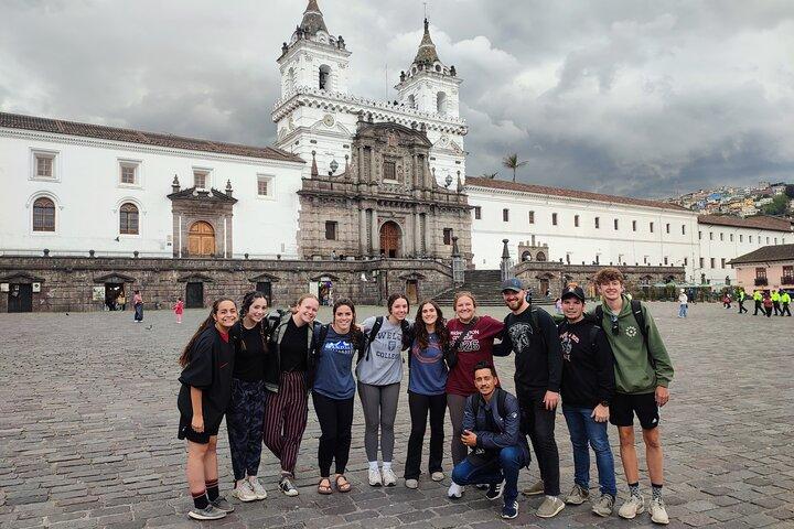 Atardecer en el casco antiguo con degustación de chocolate y cocina local en Quito