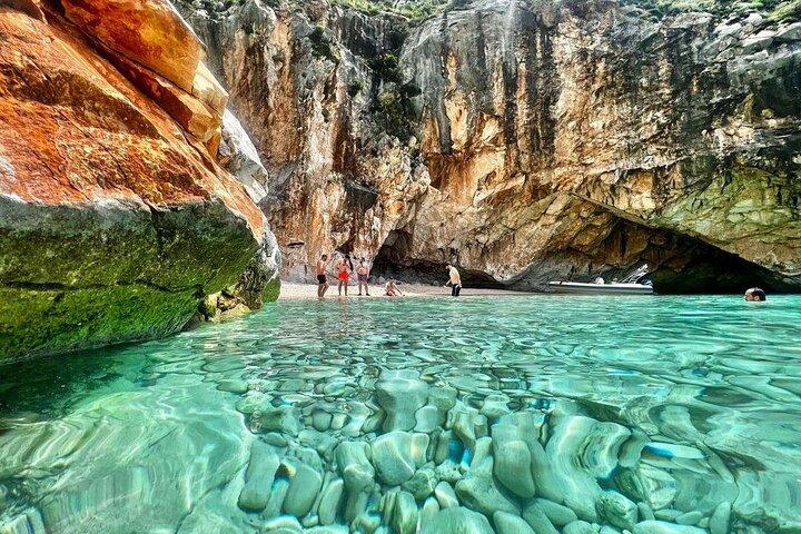 Tour privado a las playas secretas de Haxhi Ali, Sazan y Karaburun