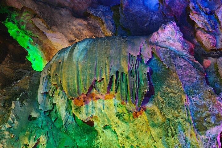 広州からのGulong CanyonとJinlong Caveへのプライベートツアー
