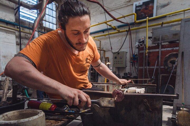 Visita guiada em profundidade em uma verdadeira fábrica de vidro de Murano