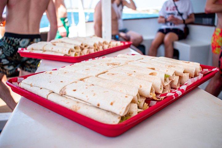 アルバでシュノーケリング付きアルスンカタマランセイル
