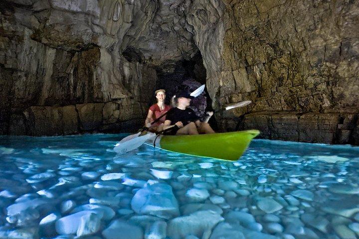 プライベートカヤックツアー：プーラの洞窟とターコイズブルーの湾を探索