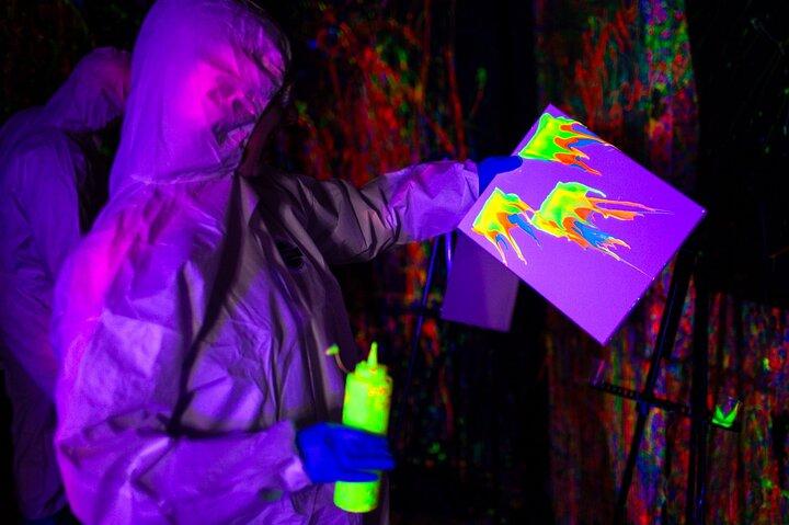 Glow-in-the-Dark-Splatter-Lack-Erlebnis