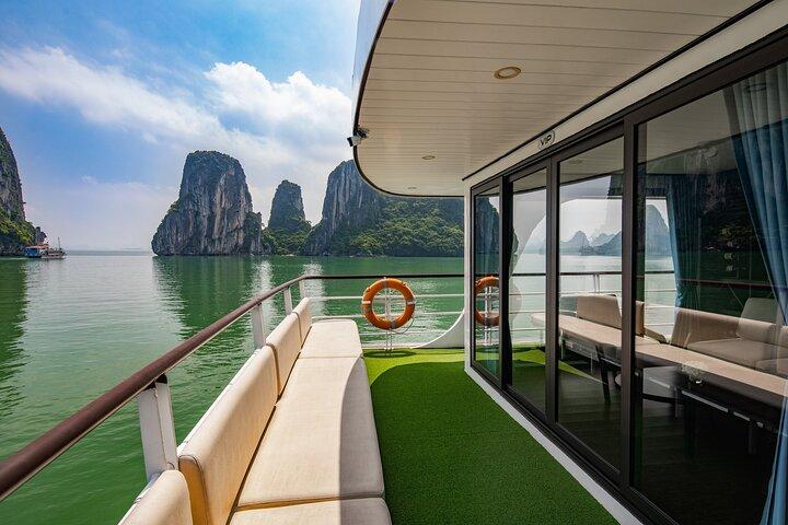 Privater Transfer von Hanoi nach Halong. Nehmen Sie an einer Tagestour in einer kleinen Gruppe teil