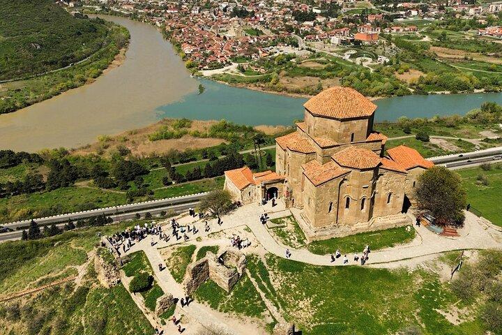Tour di un'intera giornata a Jvari, Mtskheta, Gori e Uplistsikhe da Kutaisi