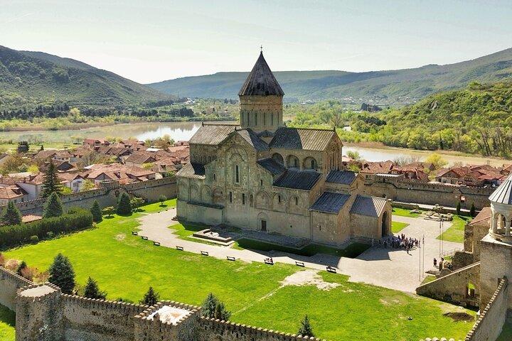 Tour di un'intera giornata a Jvari, Mtskheta, Gori e Uplistsikhe da Kutaisi