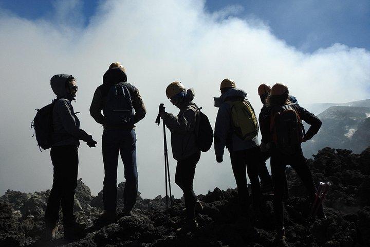 ガイド付きエトナ山アドベンチャー、ランチ付き：4WDツアーでオールドクレーターを発見